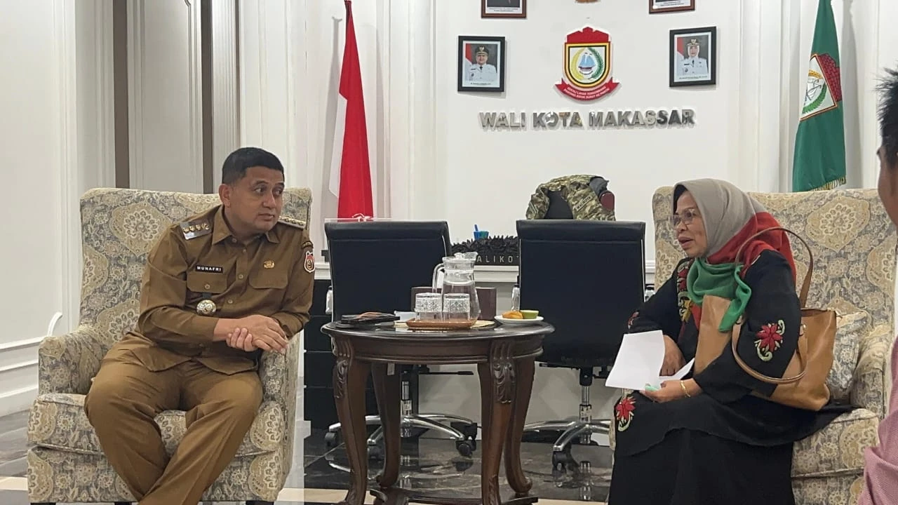 Wali Kota Makassar, Munafri Arifuddin, S.H. (kiri), menerima audiensi tim Thematic Research Group (TRG) Human Resource and Behavioral Universitas Hasanuddin yang dipimpin Prof. Dr. Siti Haerani, SE., M.Si. (kanan), Selasa (26/8/2025) di Kantor Wali Kota Makassar. Pertemuan ini membahas hasil riset bertema “Pengembangan Human Capital, Kemampuan Berjejaring, dan Dukungan Pemerintah sebagai Pendorong Pertumbuhan Kinerja UMKM: Analisis Komparatif Pulau Wisata Samalona dan Langkawi.” Dalam kesempatan tersebut, tim peneliti Unhas menyampaikan rekomendasi penguatan koordinasi lintas sektor, peningkatan infrastruktur, hingga investasi sumber daya manusia untuk mendukung UMKM dan masyarakat kepulauan. (Kredit: Tim TRG Unhas).